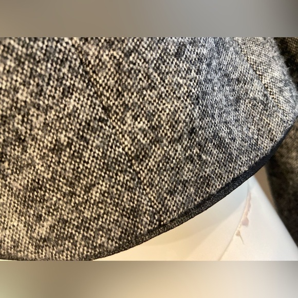 White House Black Market~Sweet~Ruffle Collar~Button Closure~Short Blazer~Size 2 - Picture 11 of 16